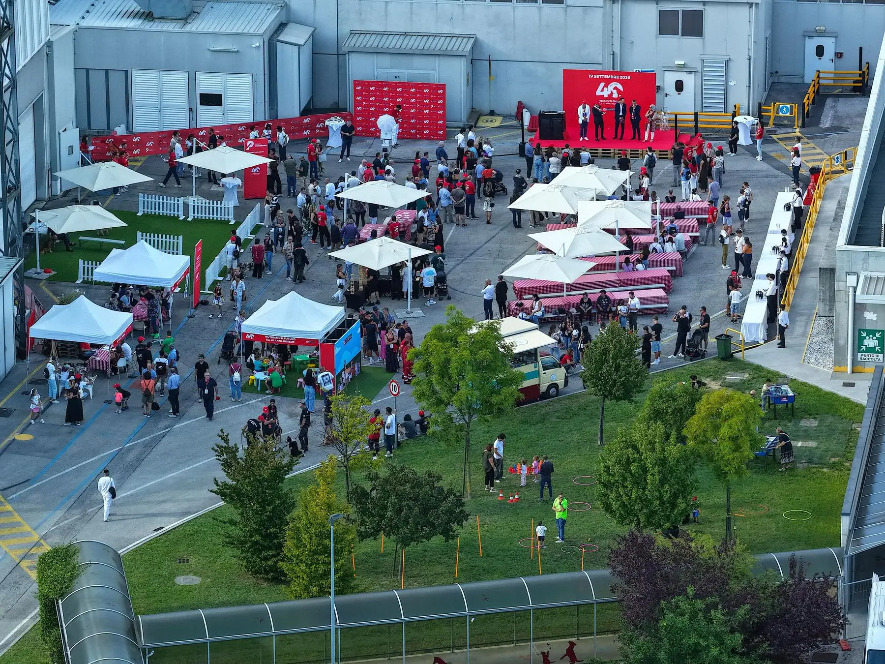 Vista aerea di un evento all’aperto con gazebo allestiti