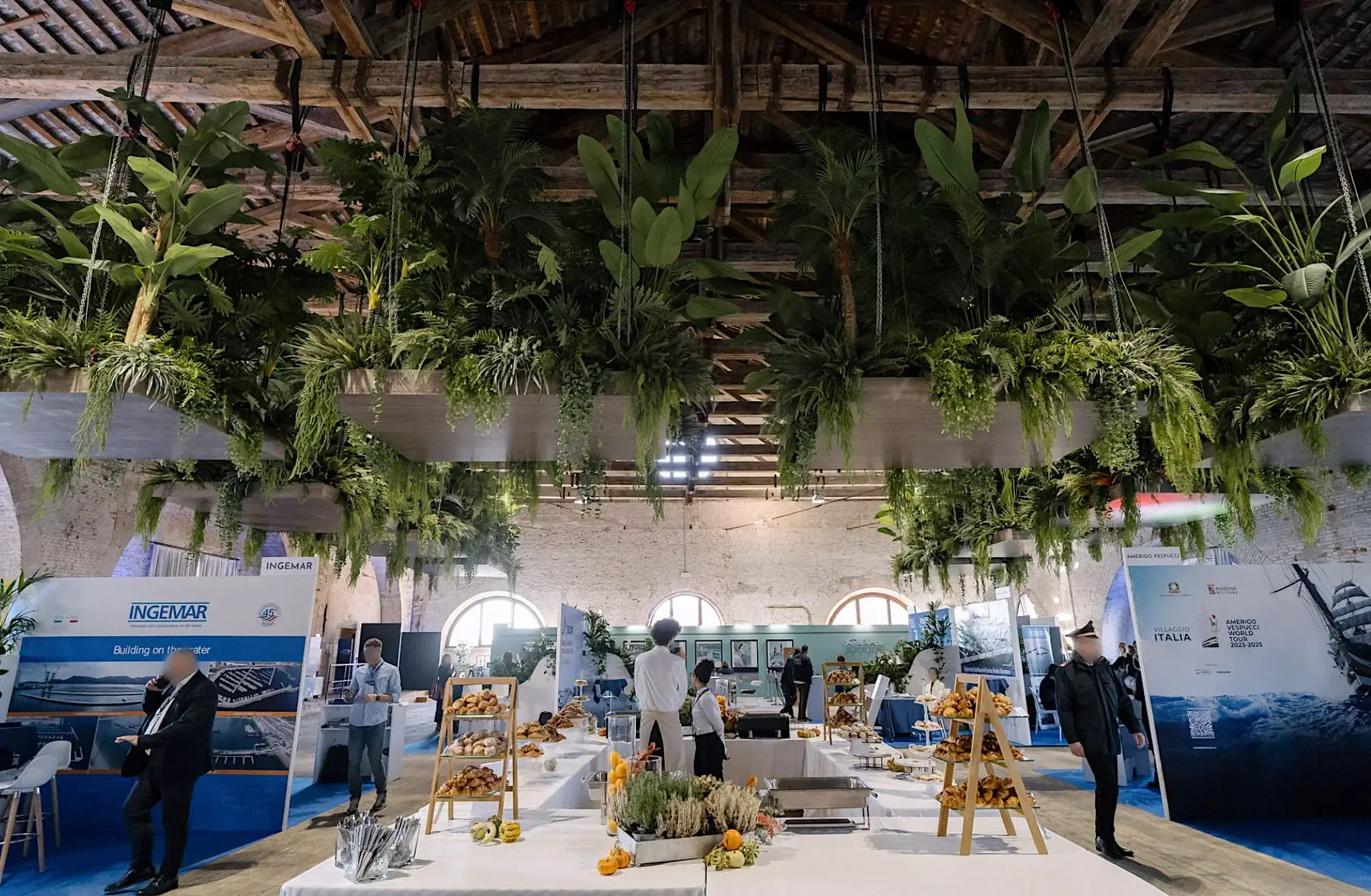 Stand fieristico con giardino verticale