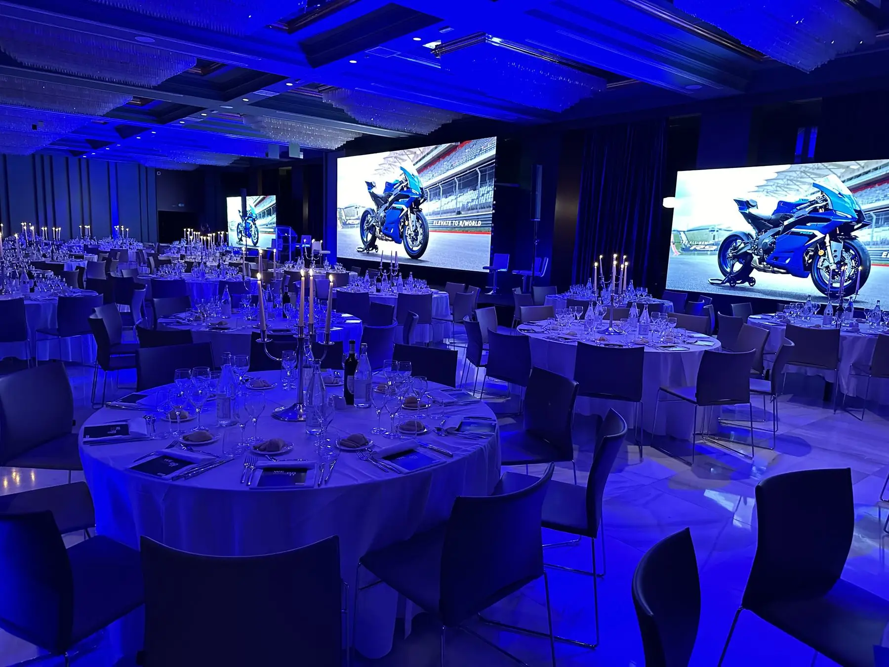 Cena di gala in luce blu con ledwall