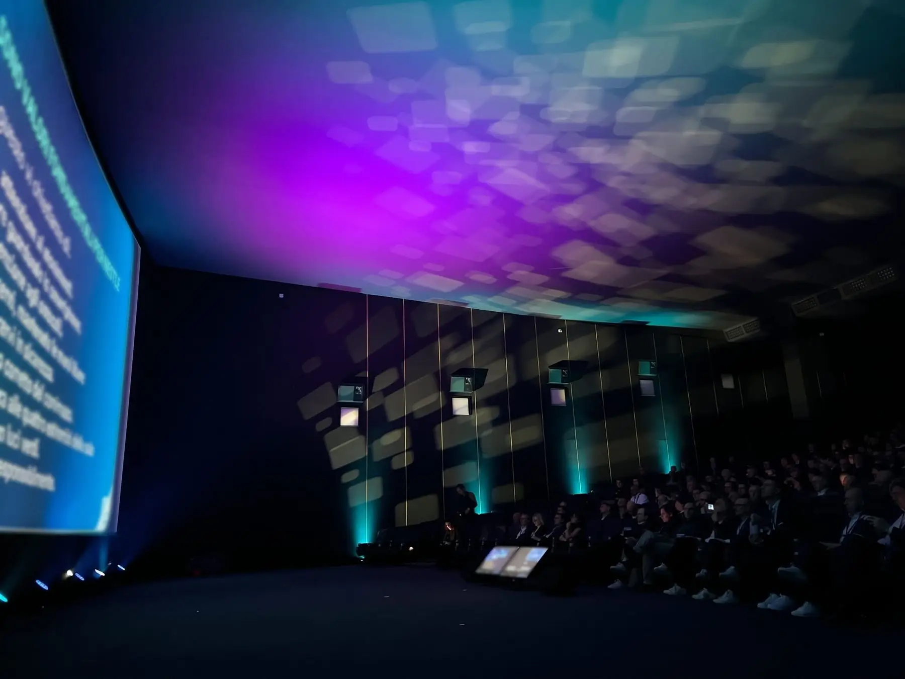 Sala immersiva con proiezioni sul soffitto