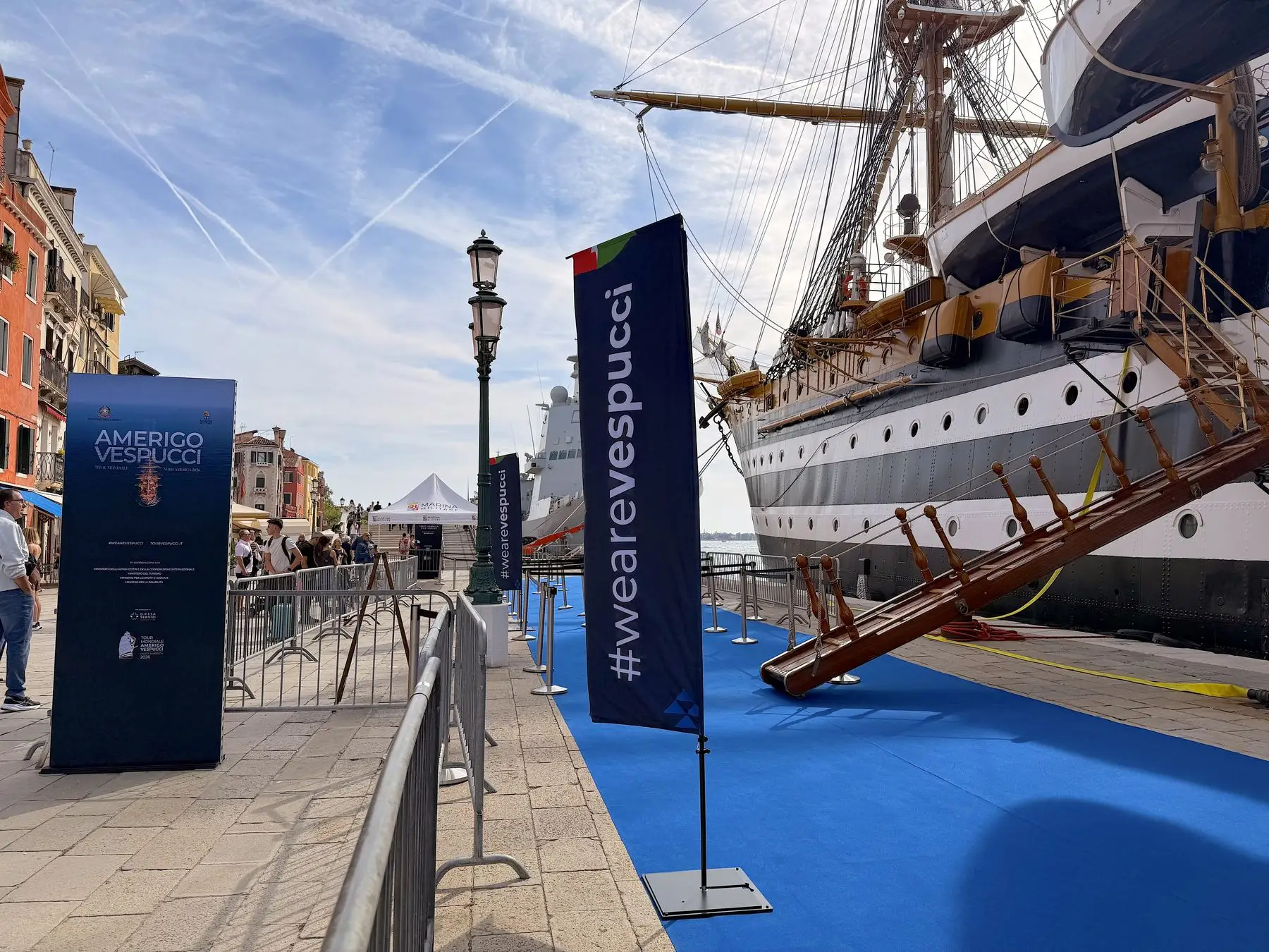 Totem e bandiere per l’Amerigo Vespucci